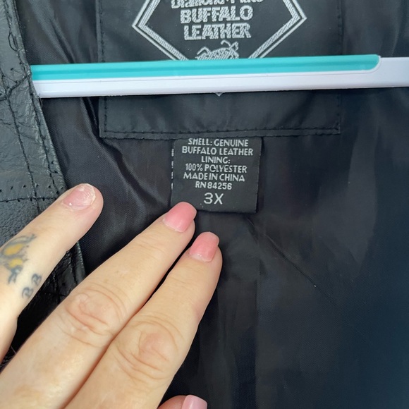 Diamond Plate BUFFALO LEATHER motorcycle 🏍️ vest never worn - Picture 5 of 6